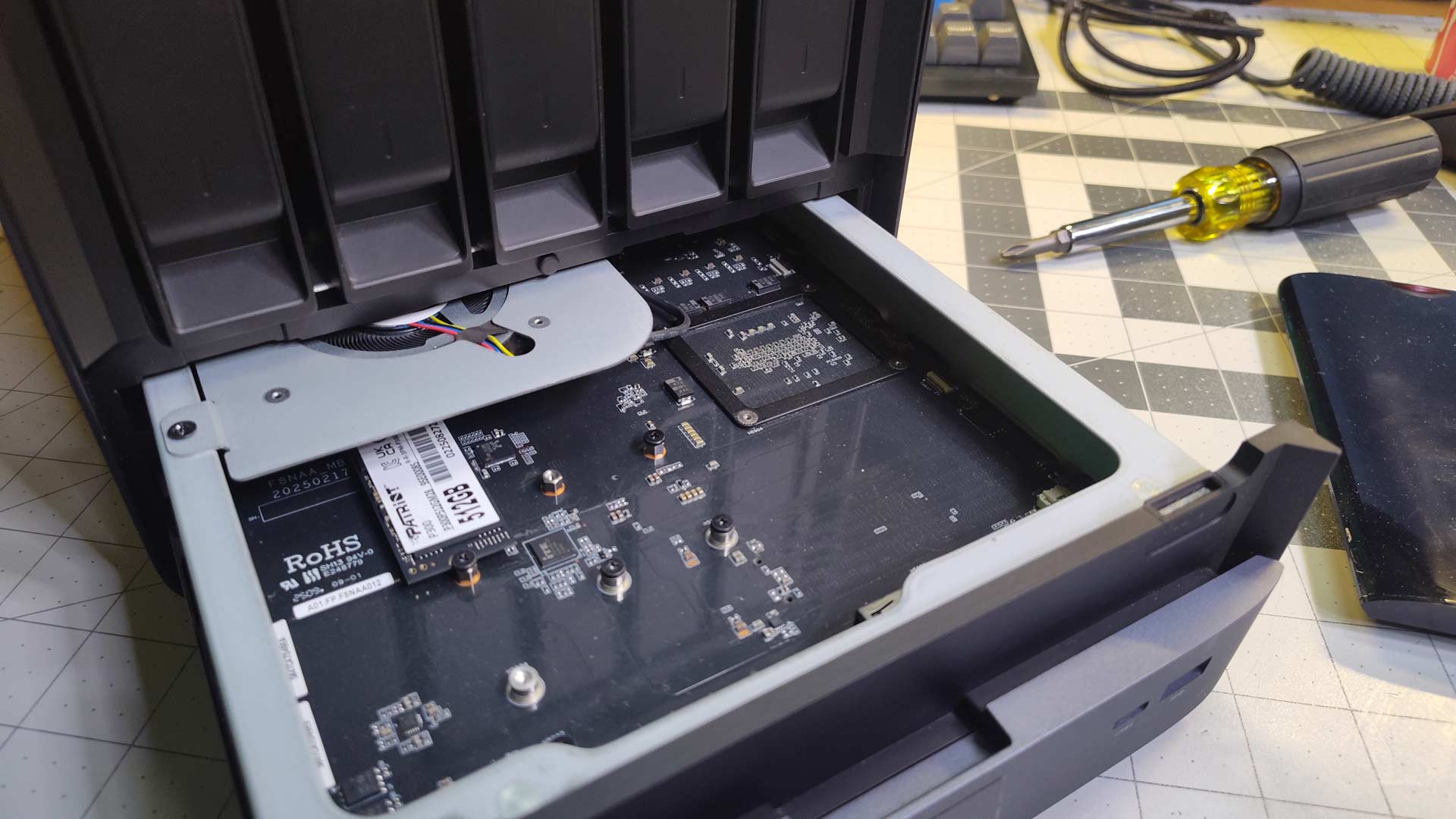 Minisforum N5 Pro - Tray in case